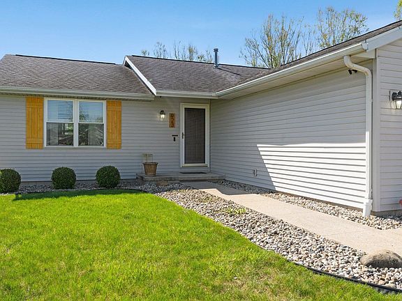 3rd image of 923 S Redstone Ct