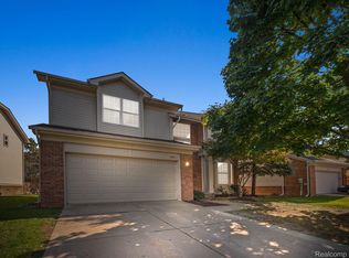 4681 Amberwood Ct, Rochester, MI 48306