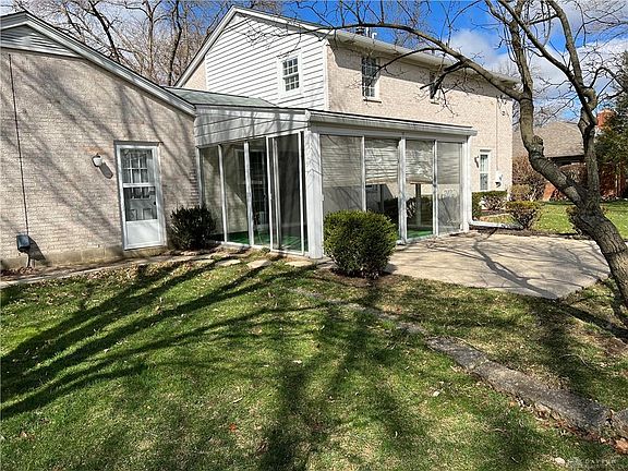5th image of 384 Blackstone Dr