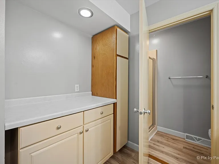 702 N View St — Photo 18