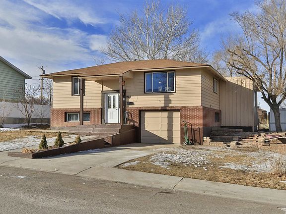 3rd image of 1422 Palisades Way