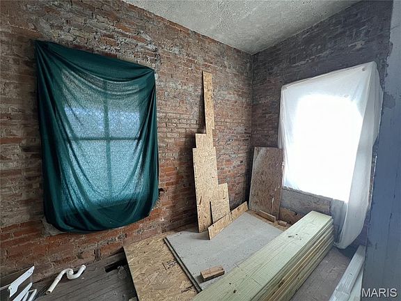 4th image of 32 N Ellis St