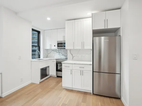 160 East 48th Street image 2 of 19