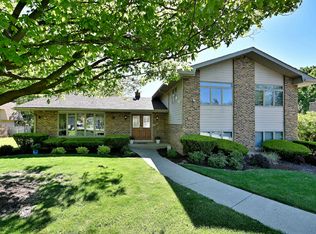 9S631 William Dr, Burr Ridge, IL 60527