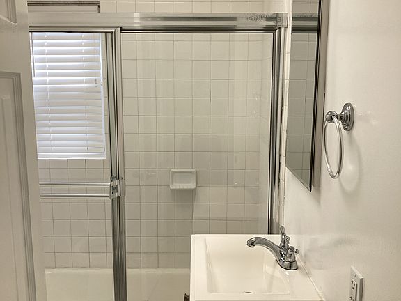 4th image of 427 Montana Ave APT 22