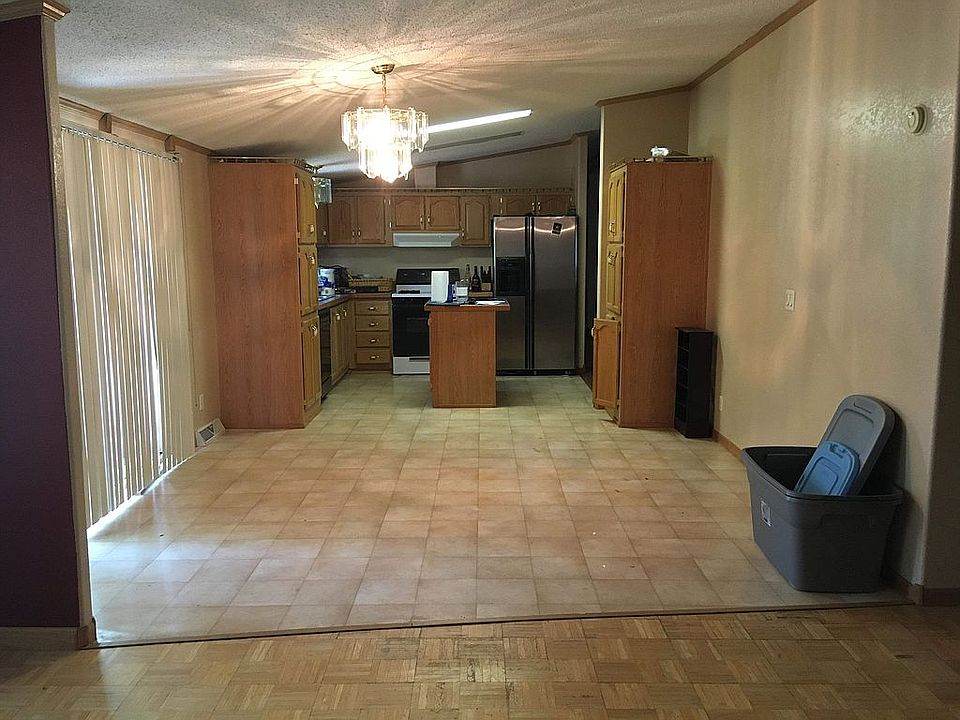 Dining area into kitchen