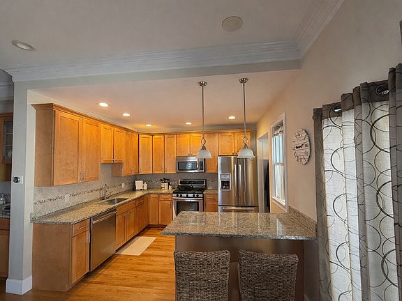 3rd image of 8 Holbrook Ave