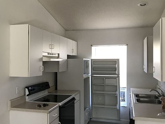 3rd image of 3232 Courtney Dr