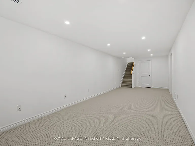 691 Capricorn Cir — Photo 32