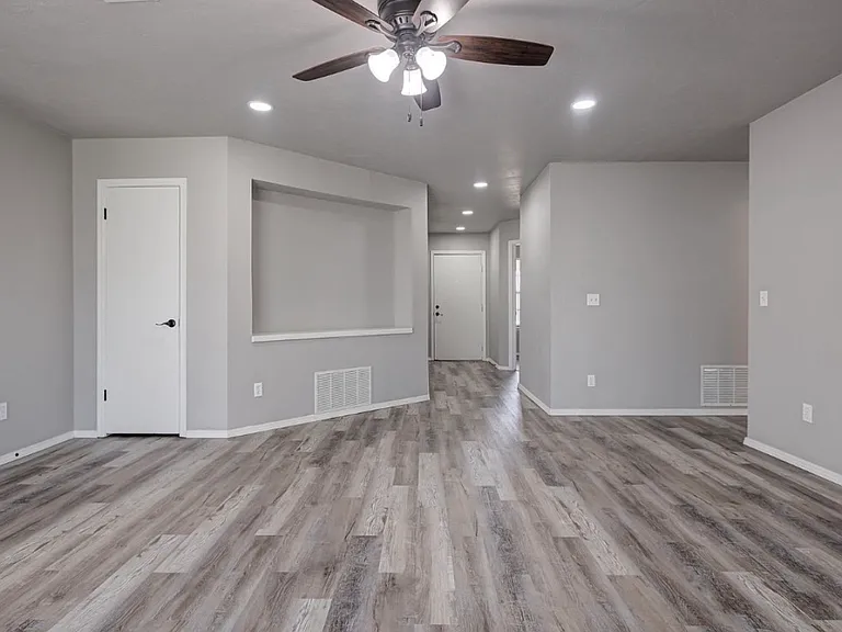 2505 Greenfield Dr — Photo 4