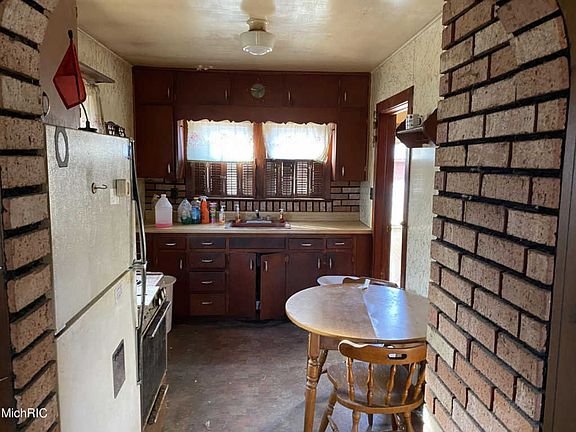 3rd image of 6860 116th Ave