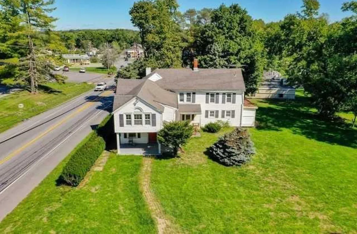 8 bed, $1,000 — Photo 1