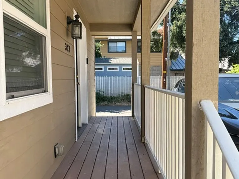327 Mary St — Photo 15