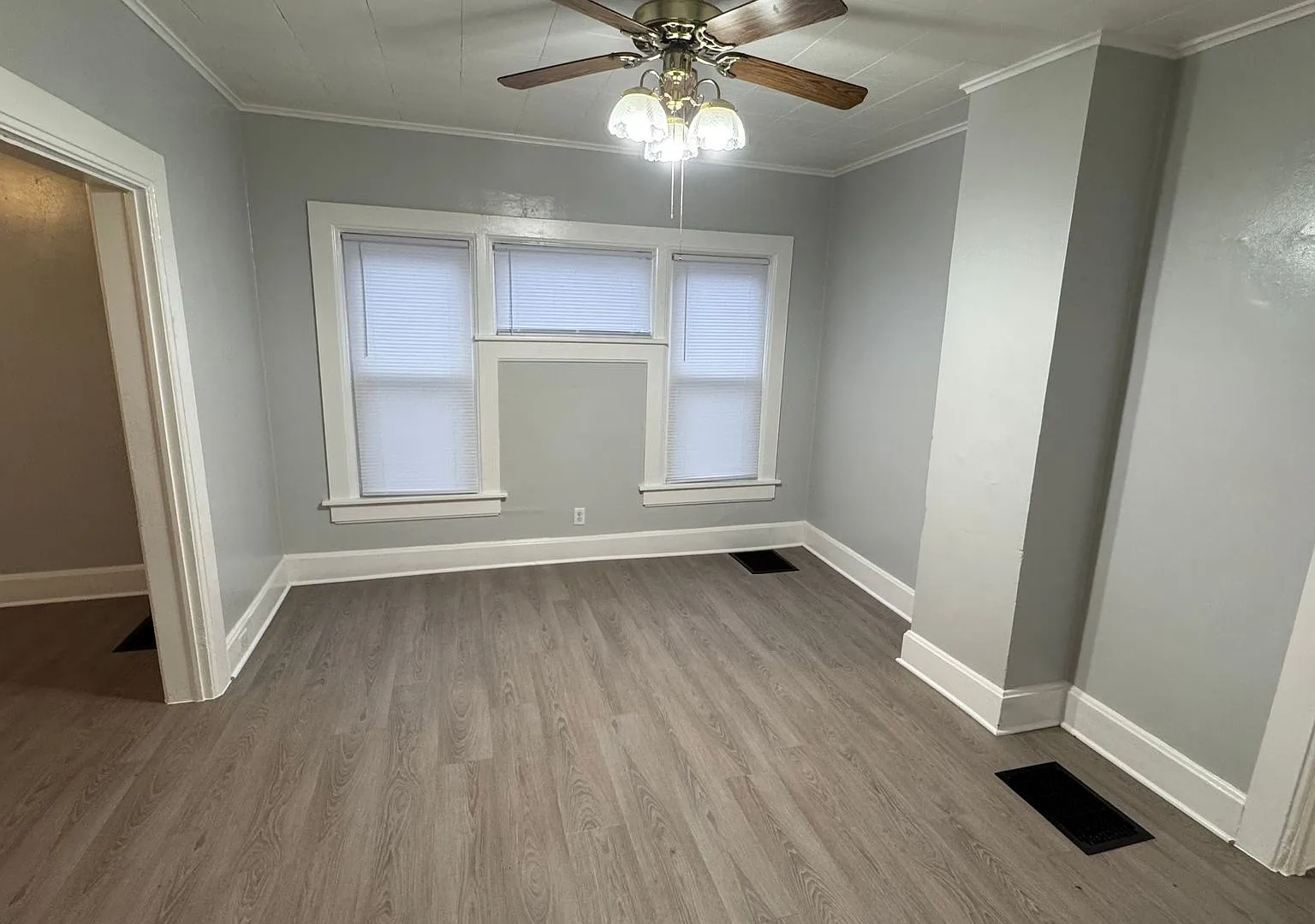 219 w 15th Large 3 Bedroom House - Central Davenport — Photo 4