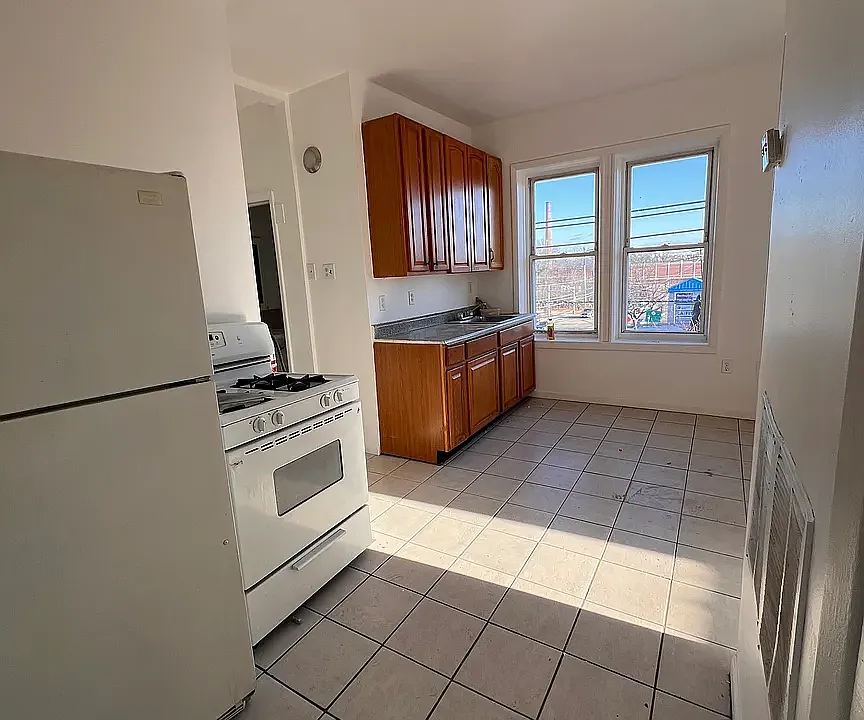 93 Ackerman Ave #5C