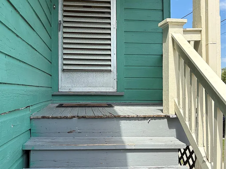 2011 33rd St — Photo 4