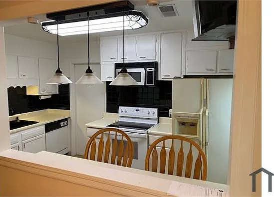3 bed, 953 sqft, $1,175 — Photo 2