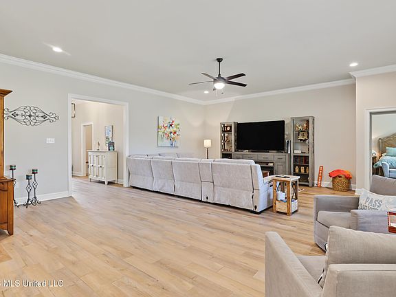 3rd image of 6814 Rolling Green Dr