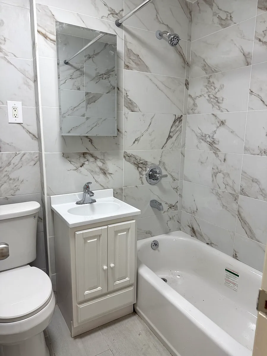 Building Photo - 52-21 Roosevelt Ave #2R