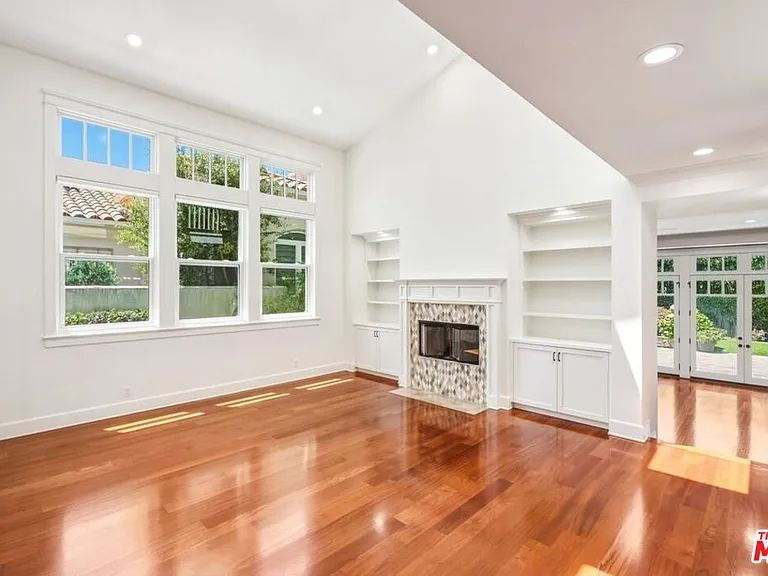 1633 Voorhees Ave — Photo 3