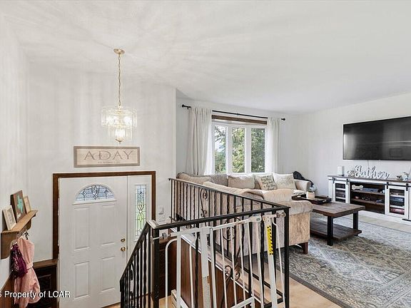 5th image of 306 Cardinal Dr