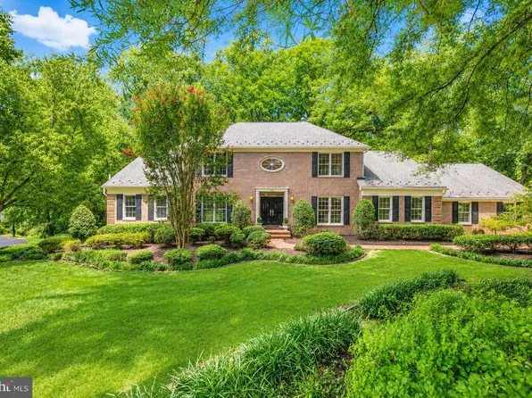 2007 Carrhill Rd, Vienna, VA 22181