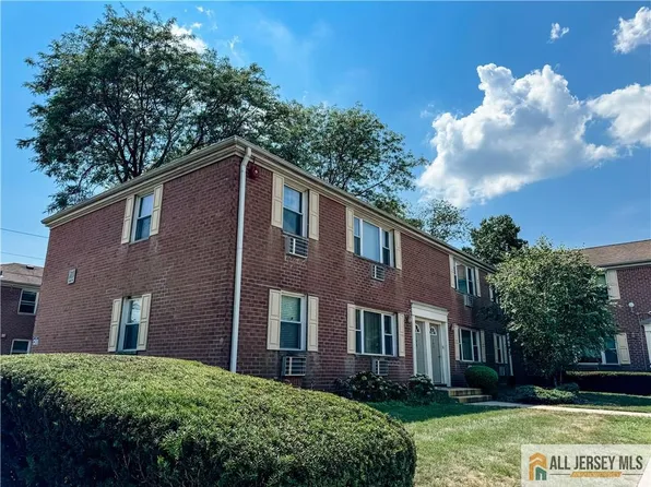 31 York Dr APT 2A, Edison, NJ 08817