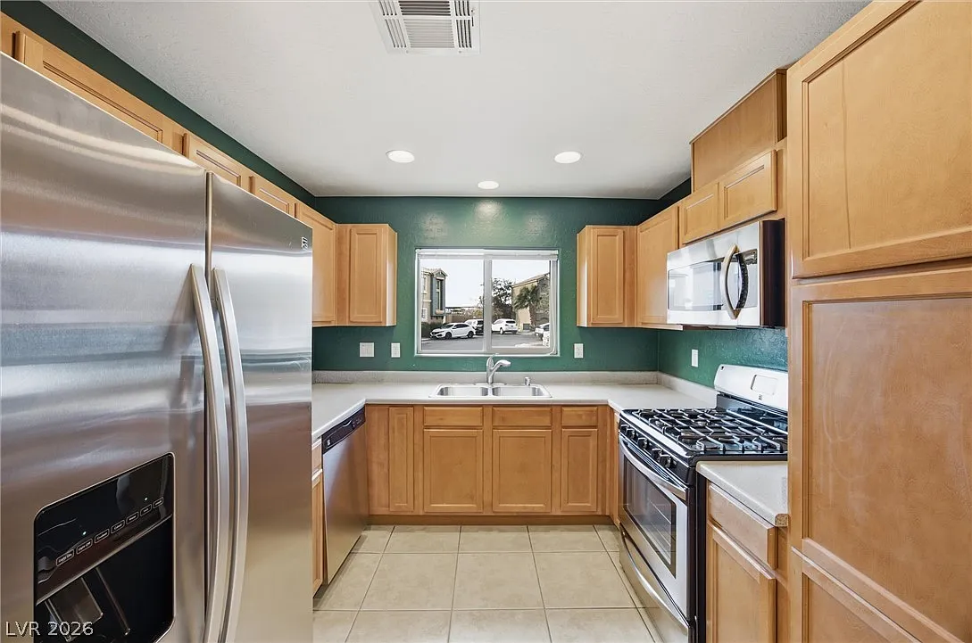 3 bed, 2.5 bath, 1374 sqft, $1,735 — Photo 2