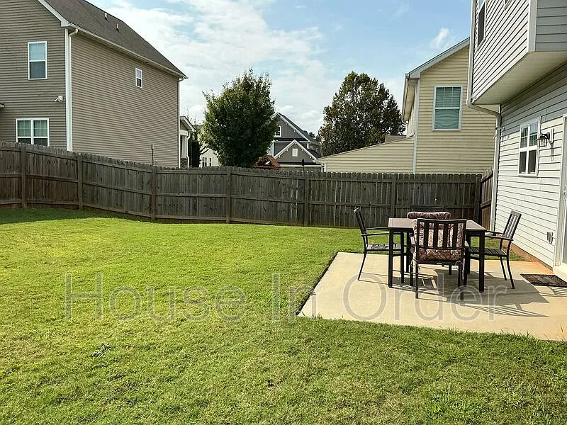 3 bed, 2.0 bath, 1795 sqft, $1,995 — Photo 2