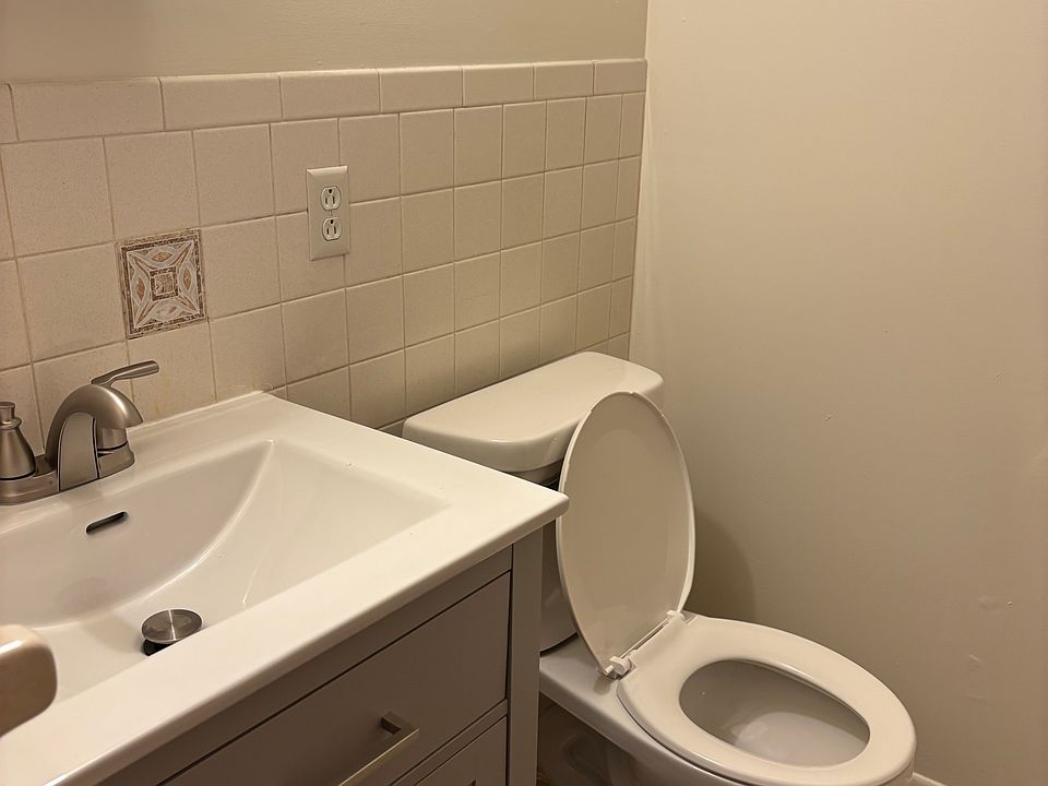 1st image of 746 W Lake Ave #746