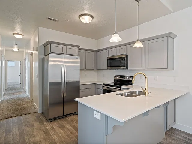 3 bed, 1233 sqft, $2,300 — Photo 4
