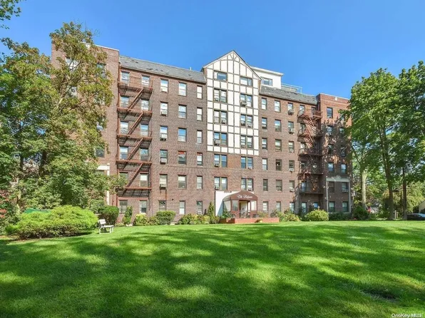 37 Brompton Road #3D, Great Neck, NY 11022