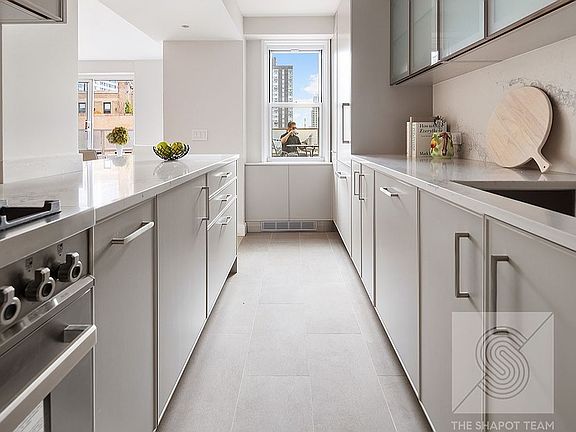 5th image of 167 E 67th St APT 18C