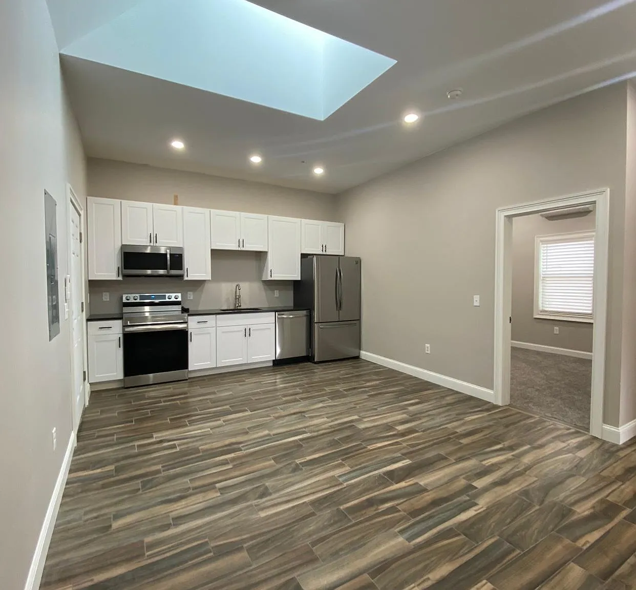 2 bed, 650 sqft, $1,600 — Photo 2