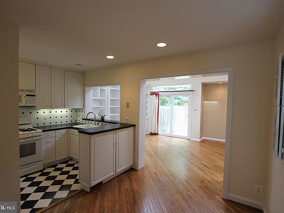 3rd image of 1811 Leslie Ave