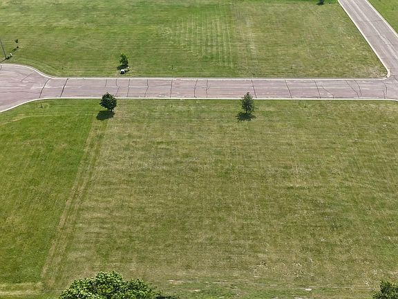 3rd image of 8 Lakeview Dr