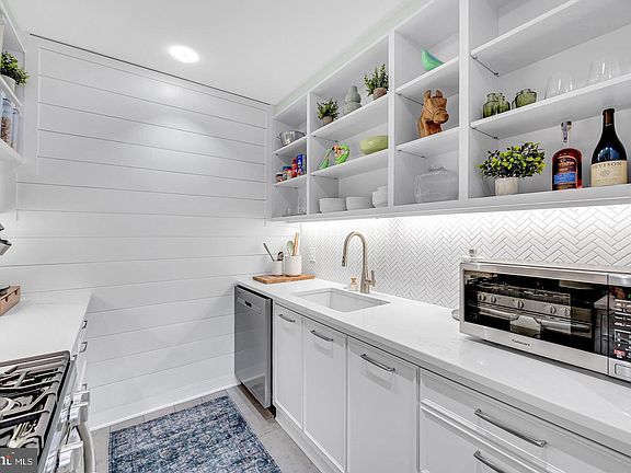 3rd image of 5112 Macarthur Blvd NW APT 2