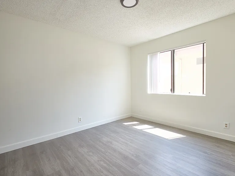 4619 Rosewood Ave — Photo 16