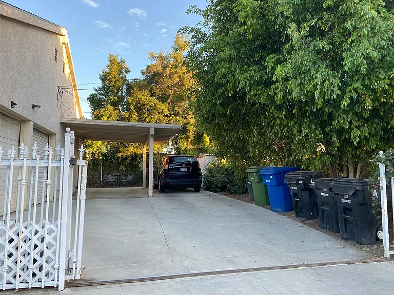 549 N Martel Ave — Photo 46