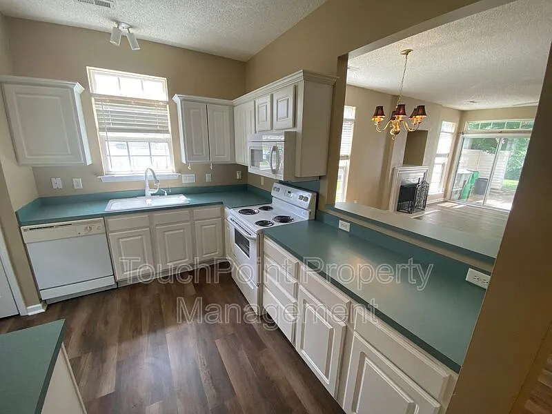 3 bed, 2.5 bath, 1751 sqft, $1,825 — Photo 4