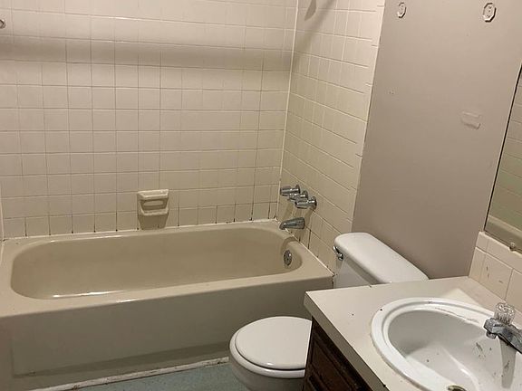 5th image of 2402 Taft St