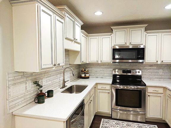 4th image of 923 Dahlia Dr