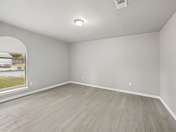 4th image of 2105 Cottie Ln