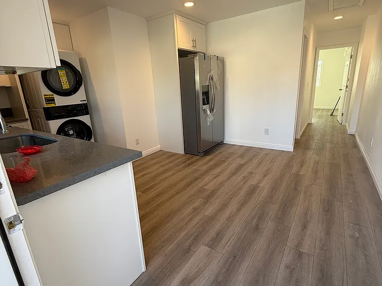 562 E Myrtle Ave — Photo 4