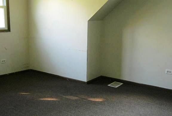 4th image of 16131 Carse Ave