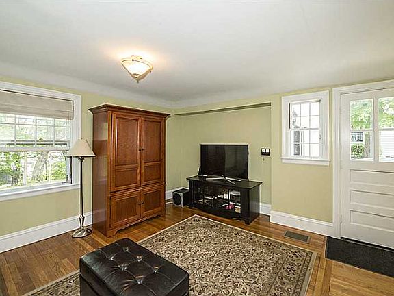 4th image of 25 Pelham Pkwy