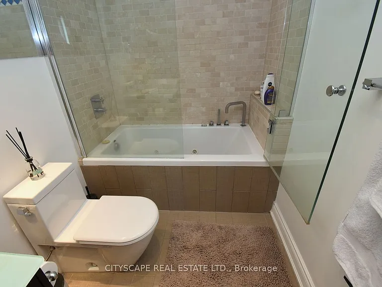 903 Bloor St W — Photo 23