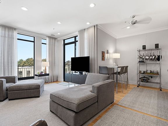 4th image of 1930 NW Irving St #603