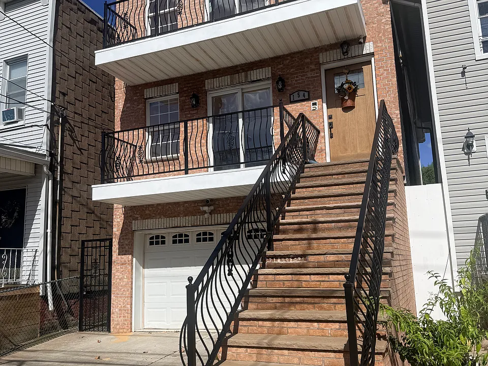 154 McAdoo Ave #2