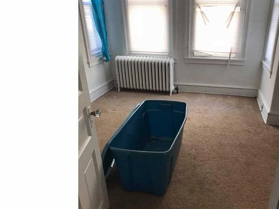 2nd image of 4647 Oakland St